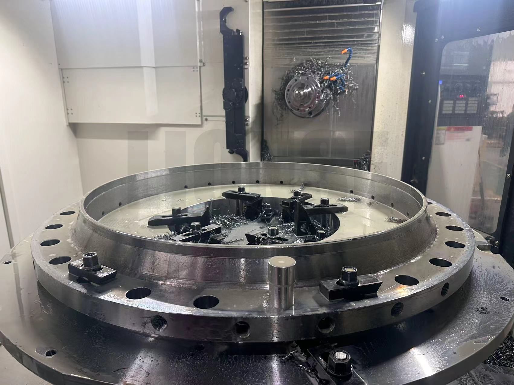 Kepiye cara njamin bolongan vertikal nalika ngebur flanger diameter gedhe?