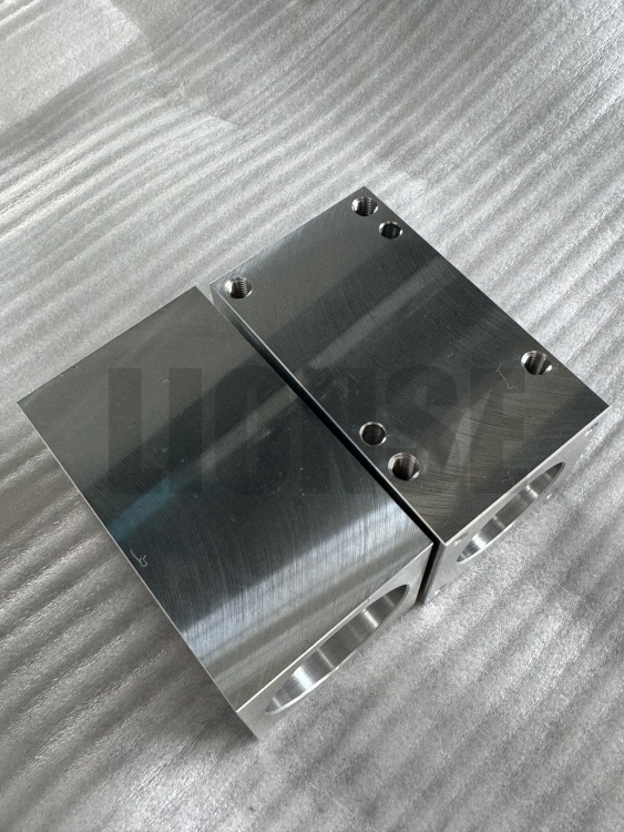 Napa alat mesin pangolahan aluminium lan bagean peralatan luwih disenengi?