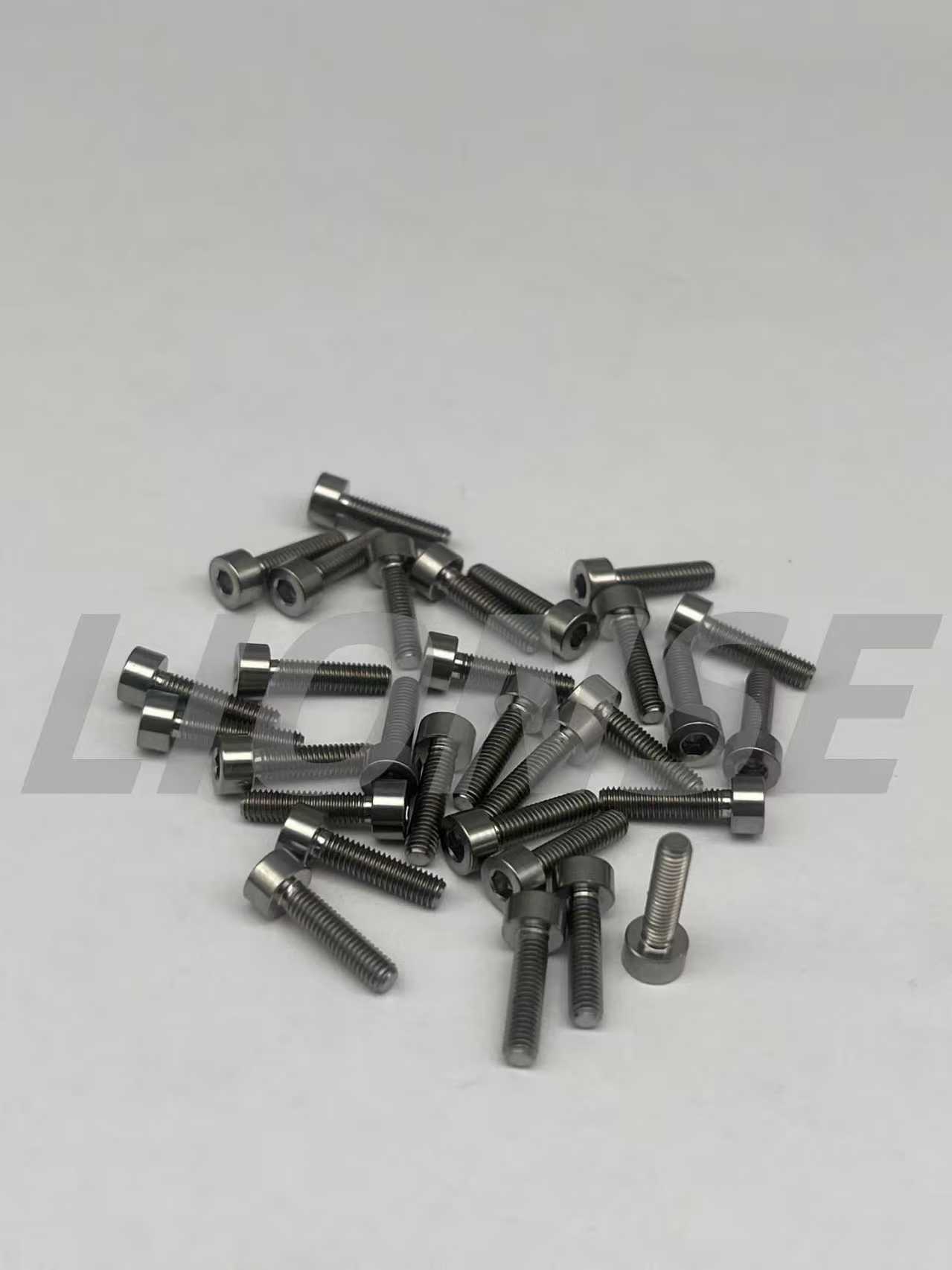 Titanium bolt kanggo sasis otomotif lan dipasang mesin